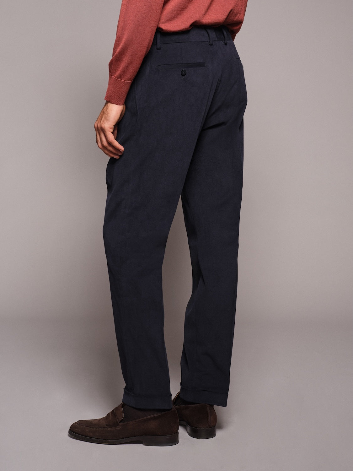 Pantalone carrot fit in gabardina di cotone blu