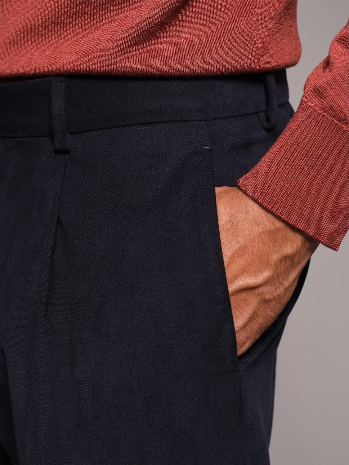 Pantalone carrot fit in gabardina di cotone blu