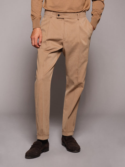 Pantalone carrot fit in gabardina di cotone beige