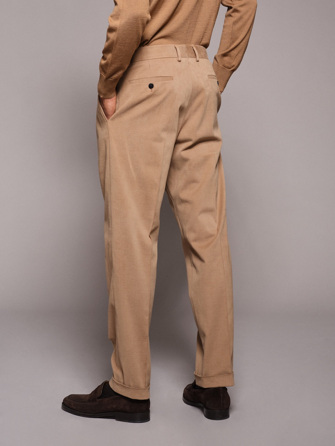 Pantalone carrot fit in gabardina di cotone beige