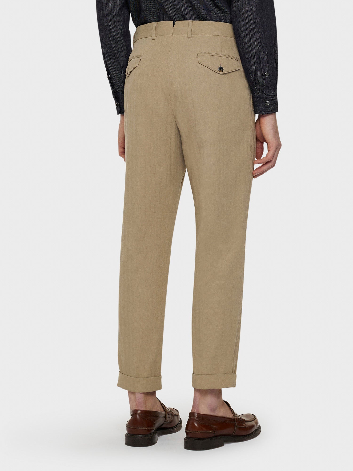 Caruso Menswear Abbigliamento Uomo Pantalone in cotone beige indossato back