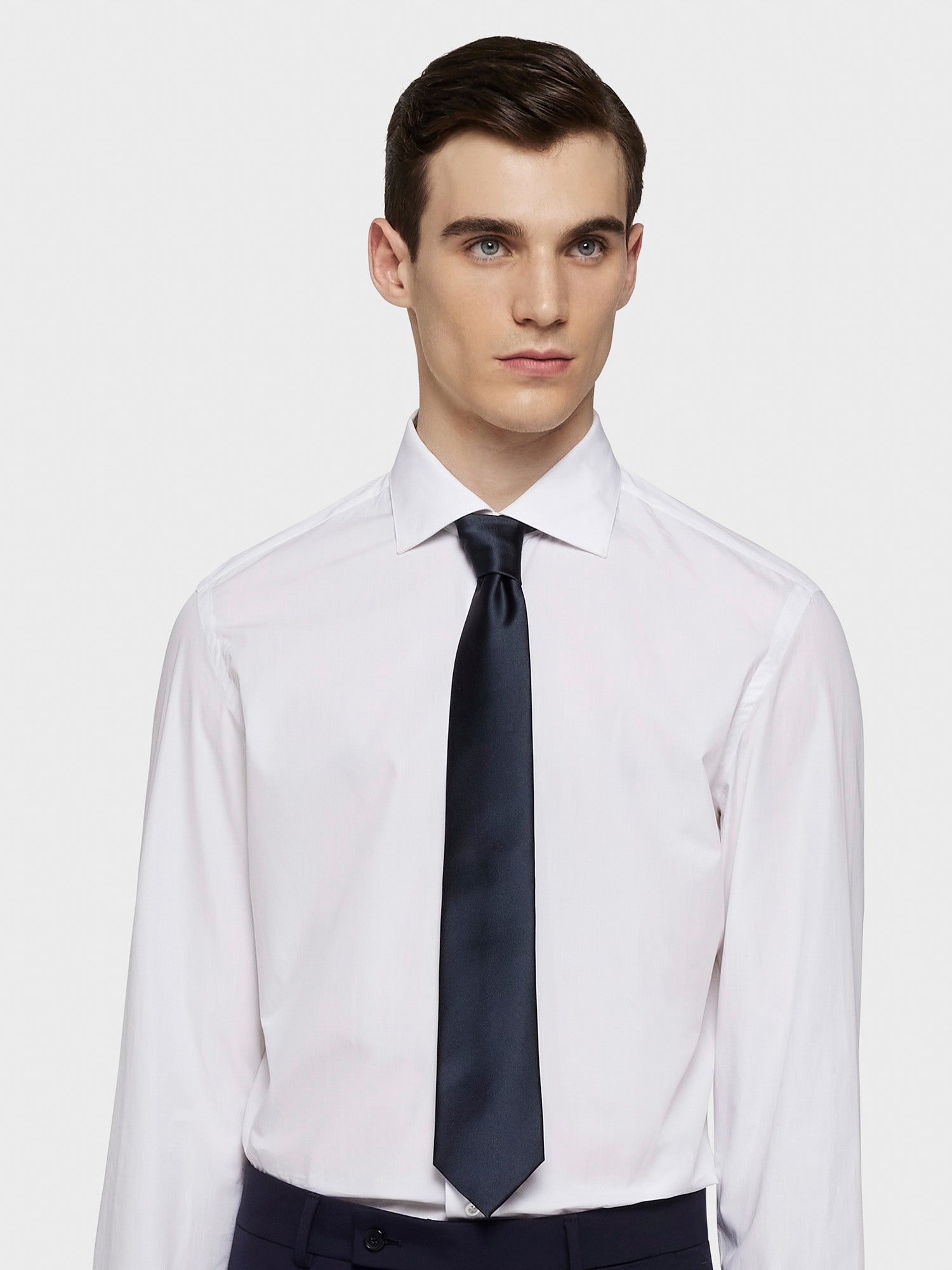 Caruso Menswear Abbigliamento Uomo Cravatta in seta blu indossato