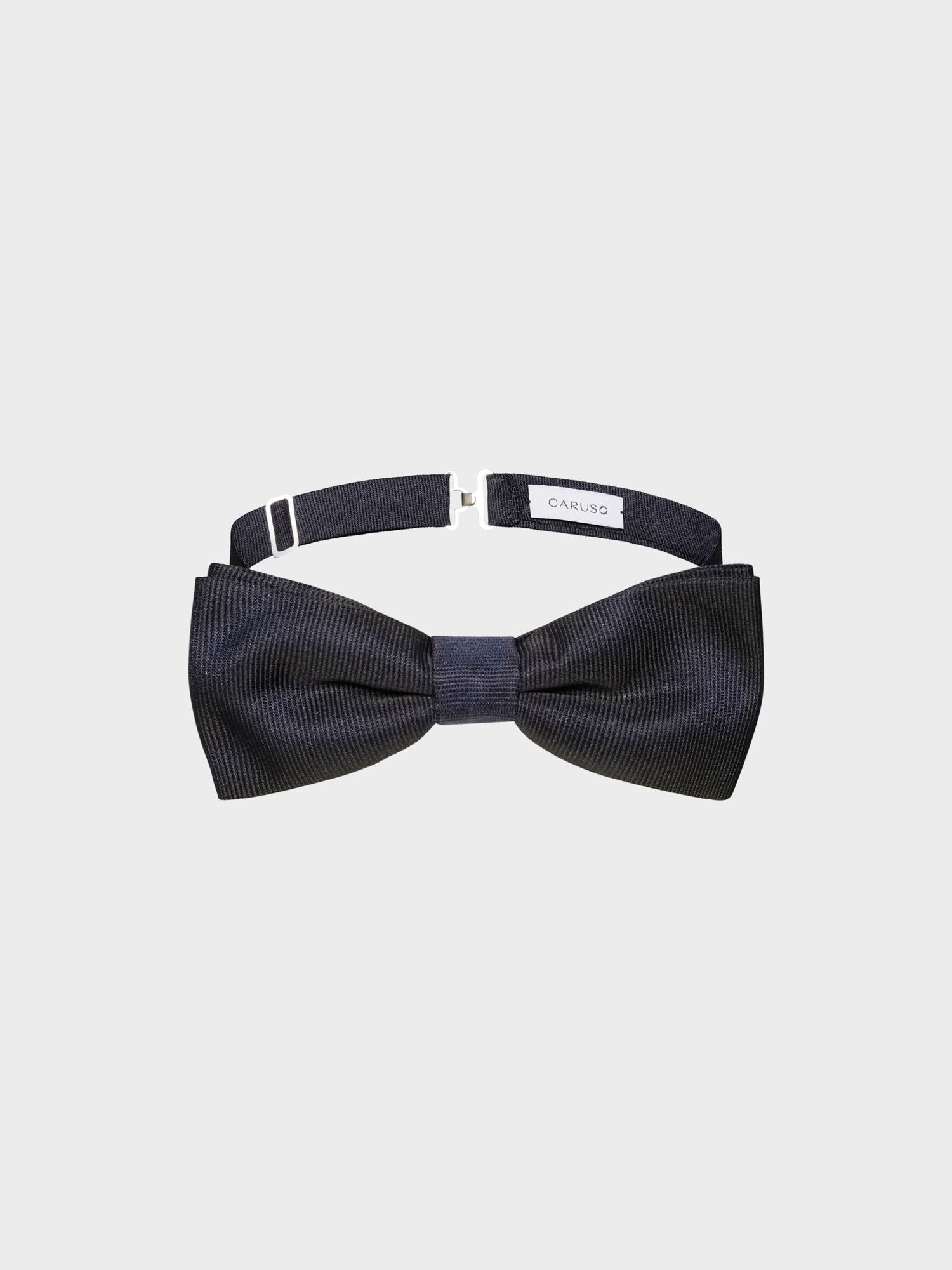 Caruso Menswear Abbigliamento Uomo Papillon Papillon annodato in seta blu look 1