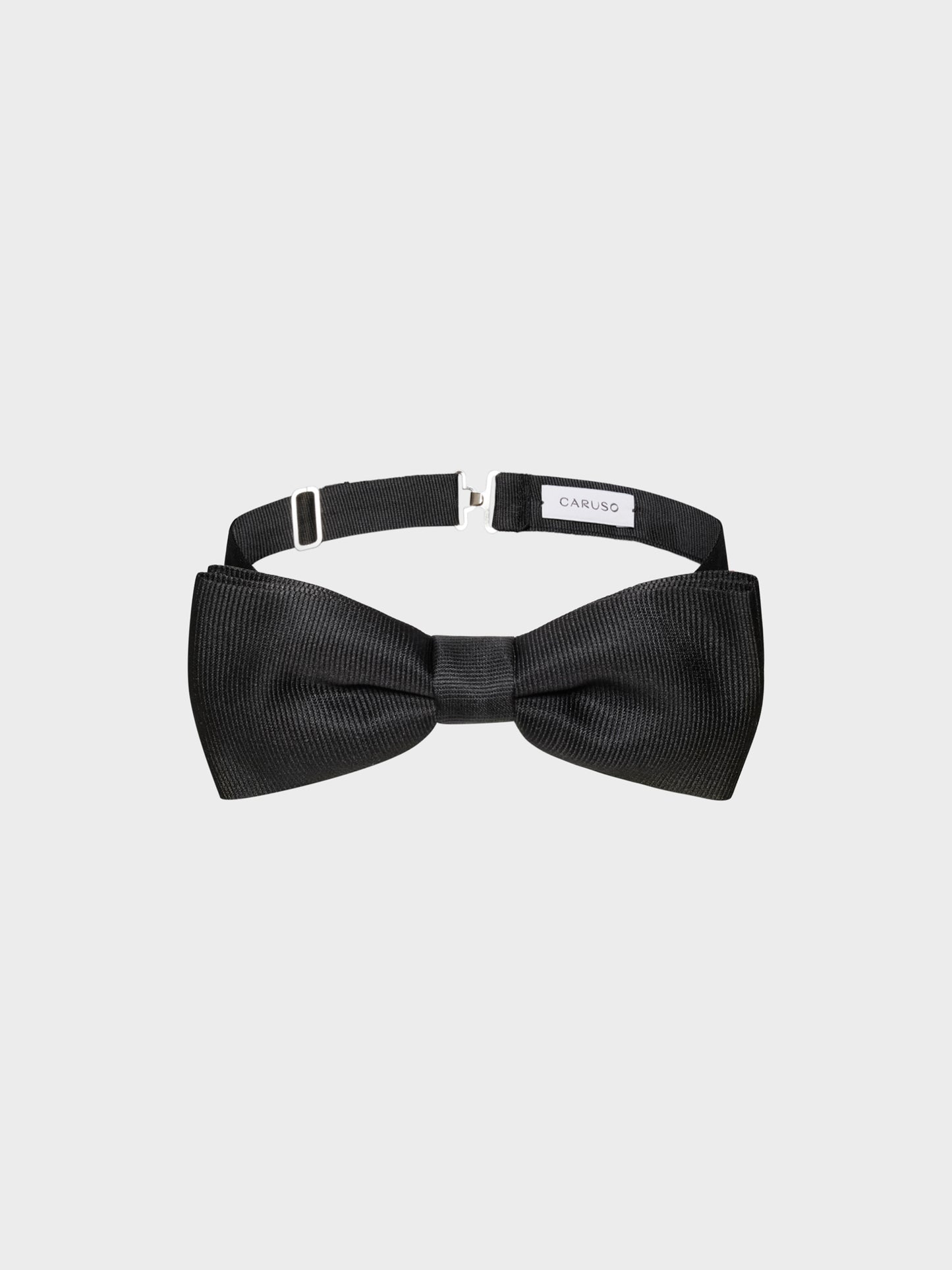 Caruso Menswear Abbigliamento Uomo Accessori Papillon annodato in raso nero look 1