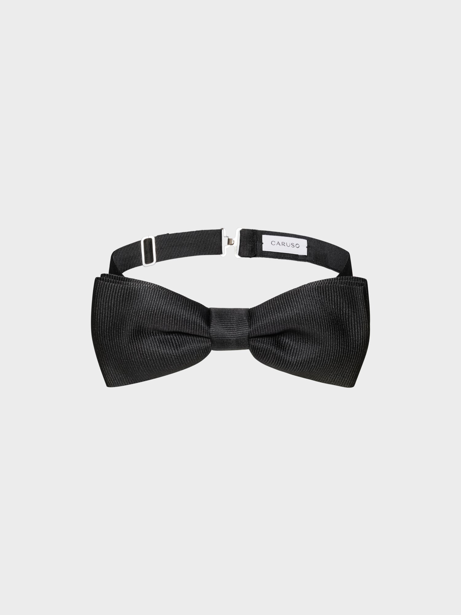 Caruso Menswear Abbigliamento Uomo Accessori Papillon annodato in raso nero look 1