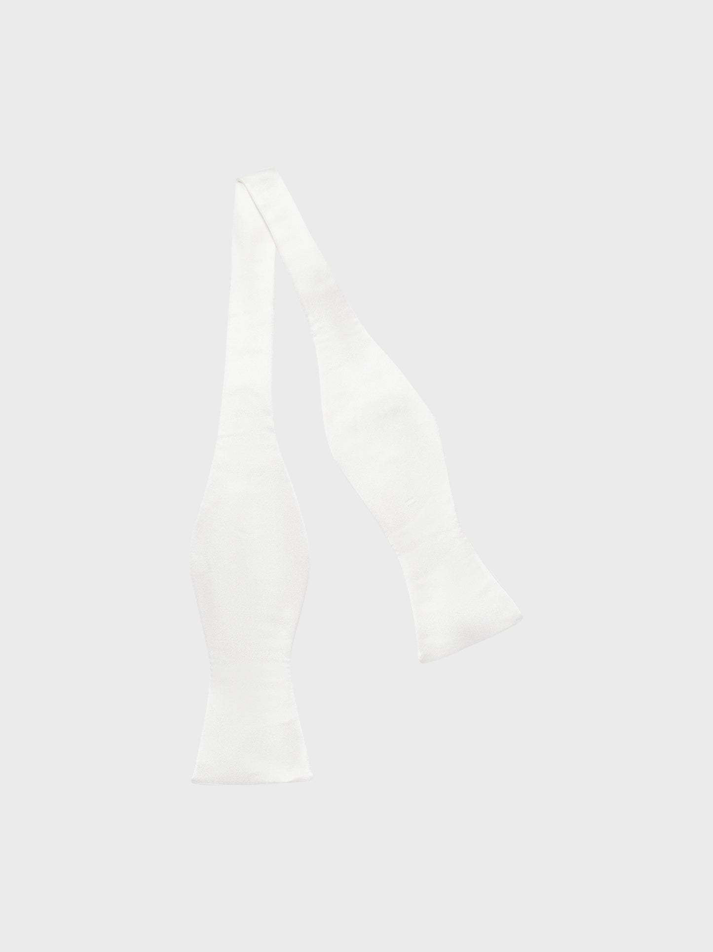 Caruso Menswear Abbigliamento Uomo Papillon Papillon da annodare in seta bianco look 1