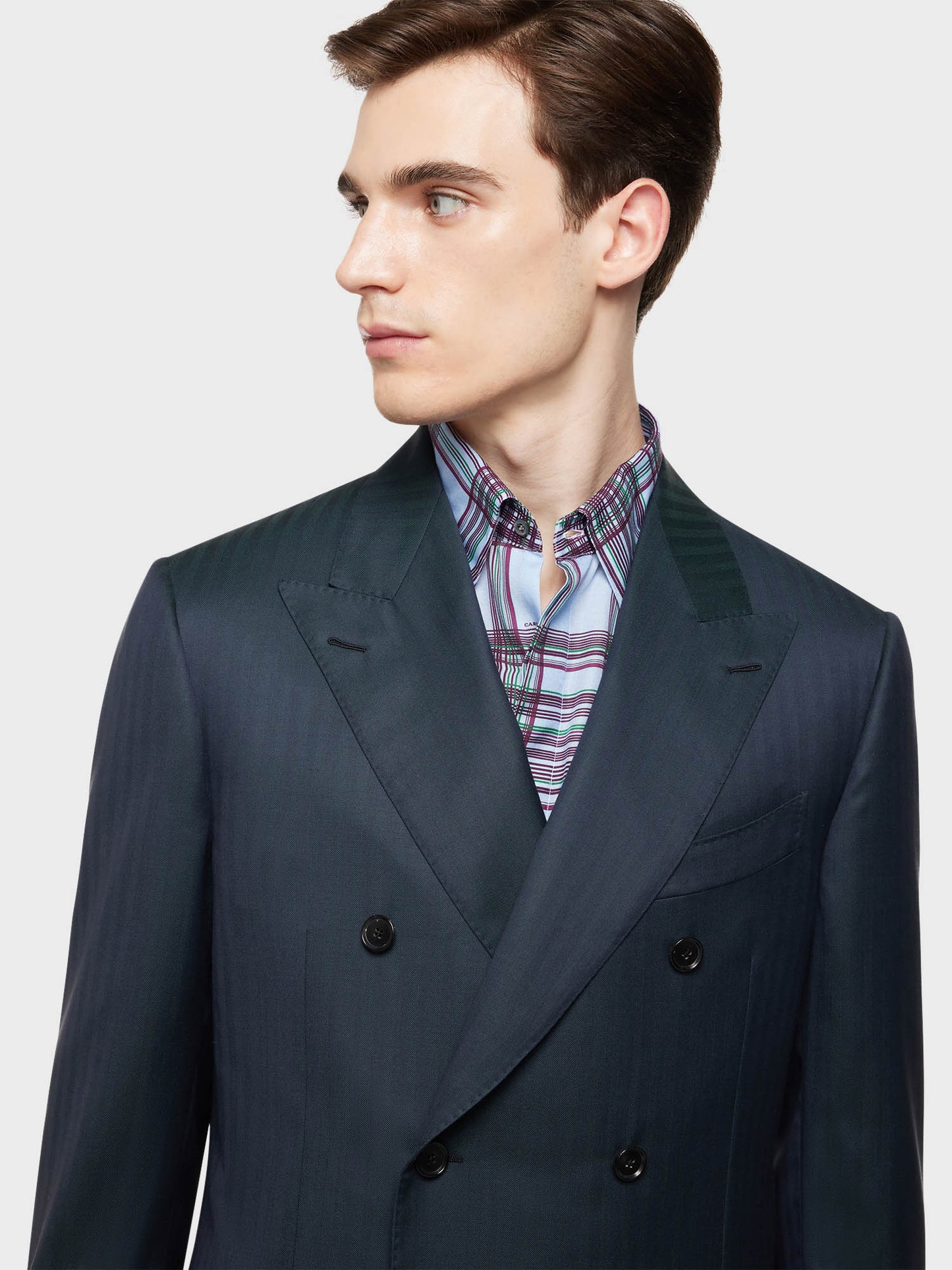 Caruso Menswear Abbigliamento Uomo Abito norma doppiopetto in solaro di lana e seta verde dettaglio