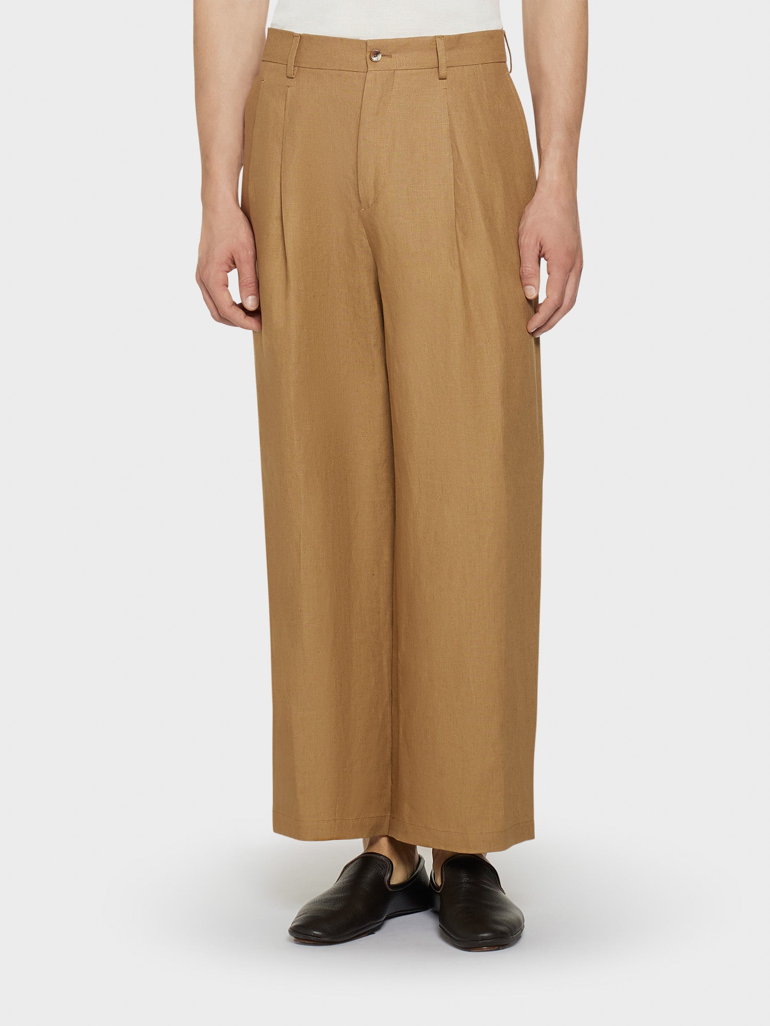Caruso Menswear Abbigliamento Uomo Pantaloni Pantalone ampio in lino irlandese color cammello look 1
