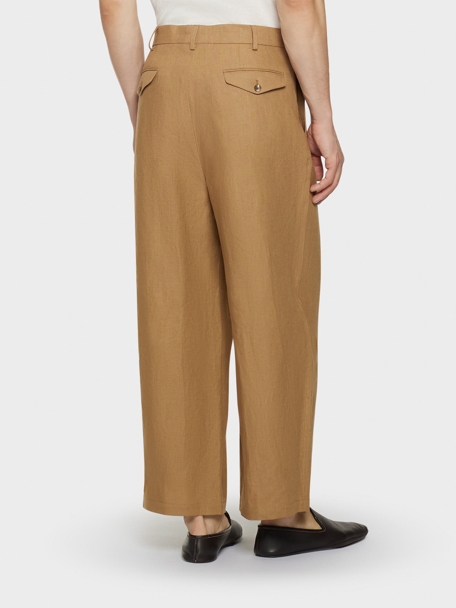 Caruso Menswear Abbigliamento Uomo Pantaloni Pantalone ampio in lino irlandese color cammello look 4