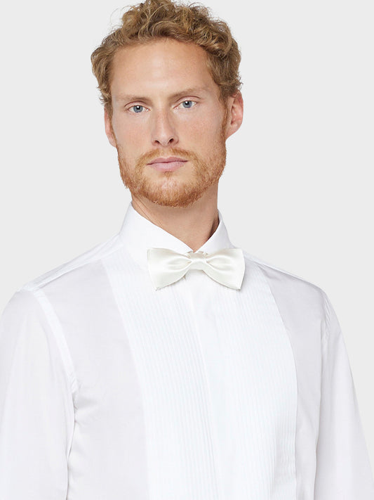 Caruso Menswear Abbigliamento Uomo Papillon annodato da cerimonia in seta bianco indossato