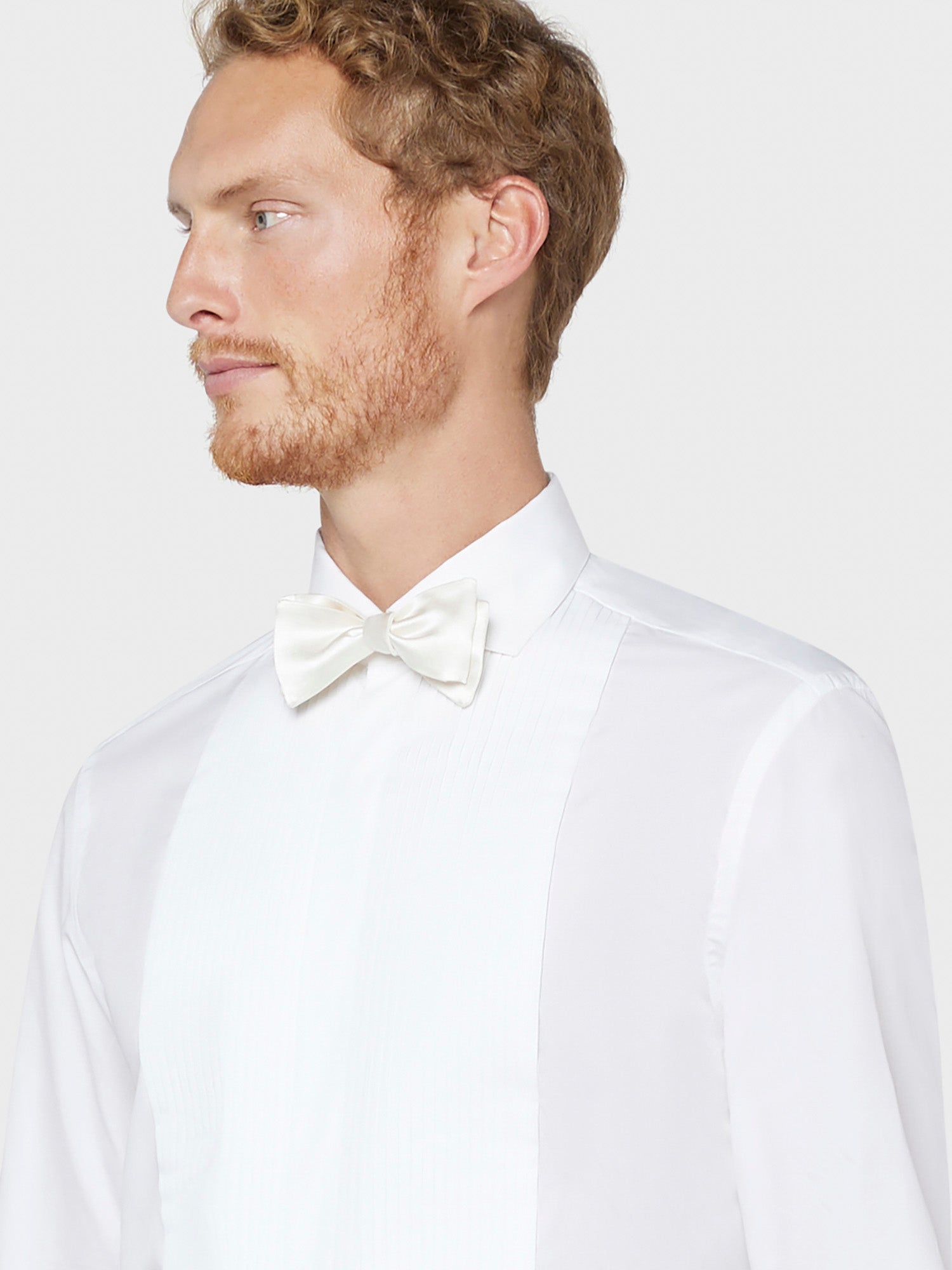 Caruso Menswear Abbigliamento Uomo Papillon da annodare da cerimonia in seta bianco indossato