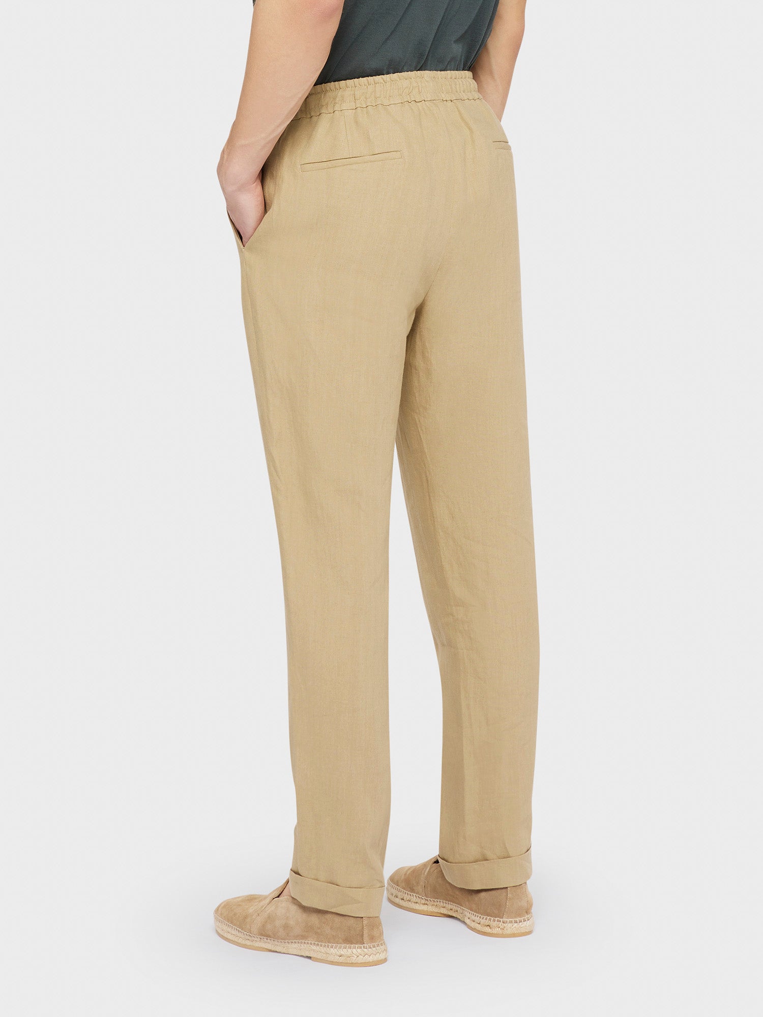 Caruso Menswear Abbigliamento Uomo Pantaloni estivi in lino sabbia indossato back