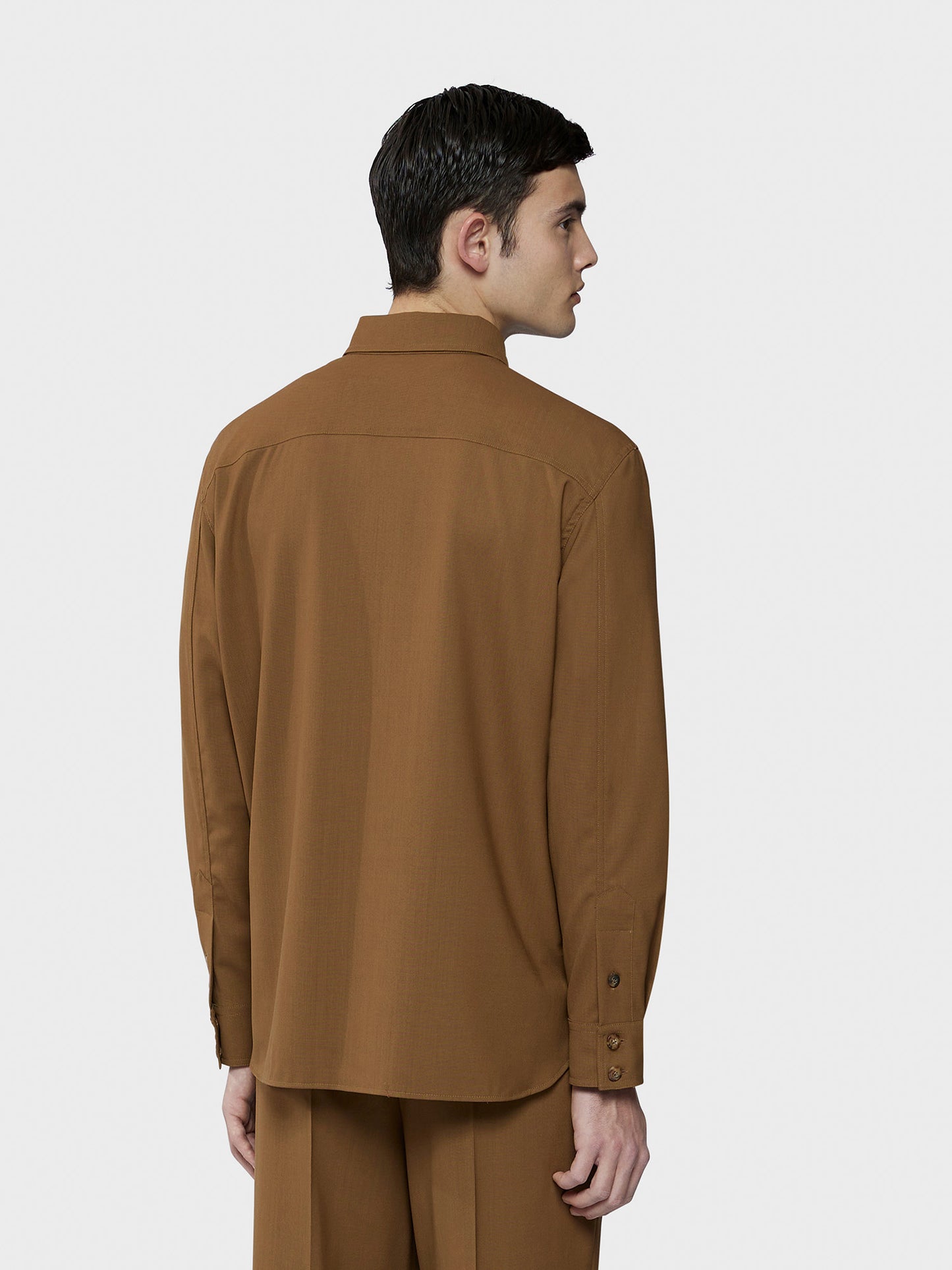 Caruso menswear Abbigliamento Uomo Overshirt estiva in lana Houdini marrone indossato back
