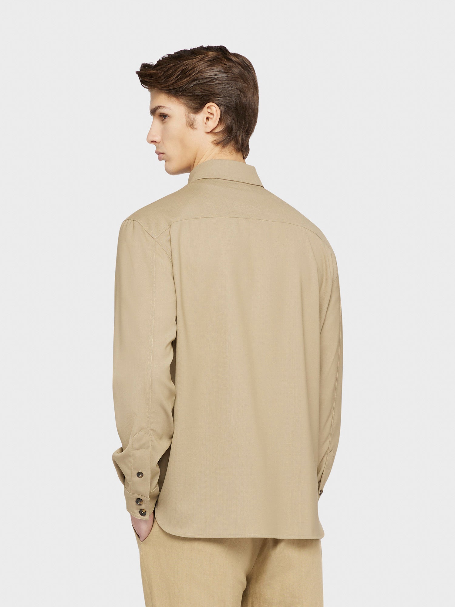 Caruso menswear Abbigliamento Uomo Overshirt estiva in tropical di lana color sabbia Houdini indossato back