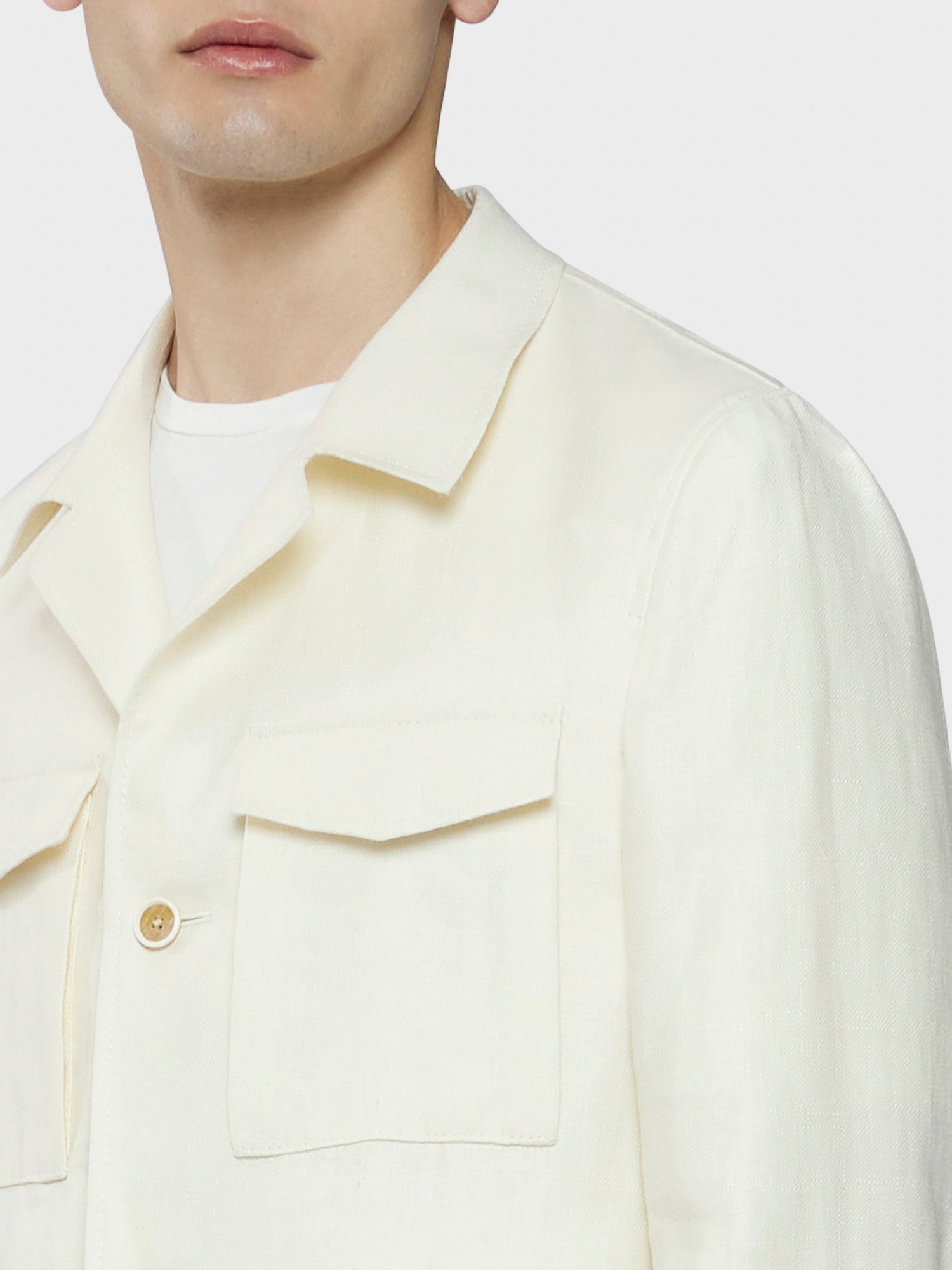 Caruso Menswear Abbigliamento Uomo Giacca Sahariana sfoderata estiva con quattro tasche a toppa in lino lana bianco drop 8R dettaglio