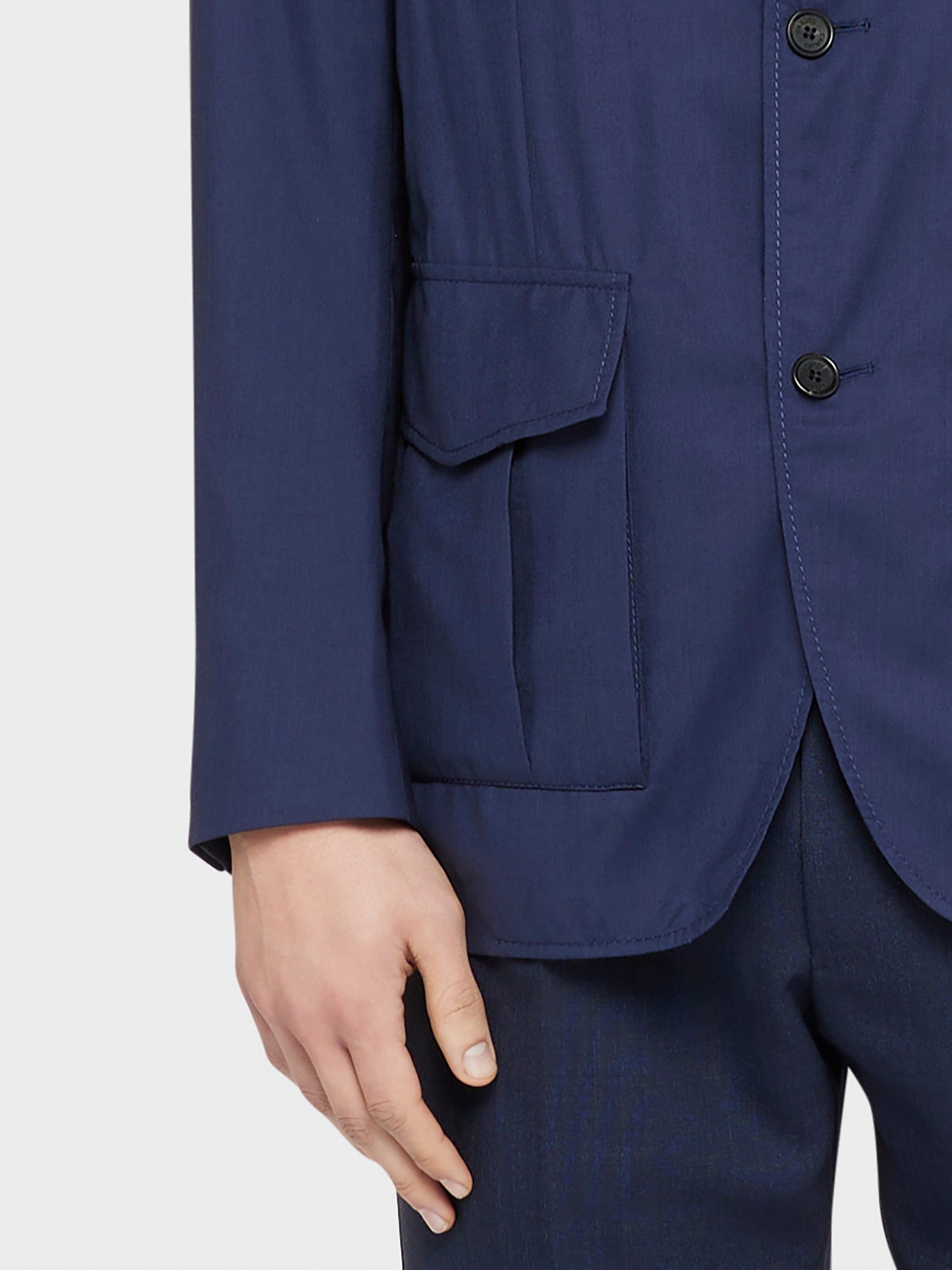 Caruso Menswear Abbigliamento Uomo Giacca Sahariana sfoderata estiva con quattro tasche a toppa di lana seta blu Nuage drop 8R dettaglio
